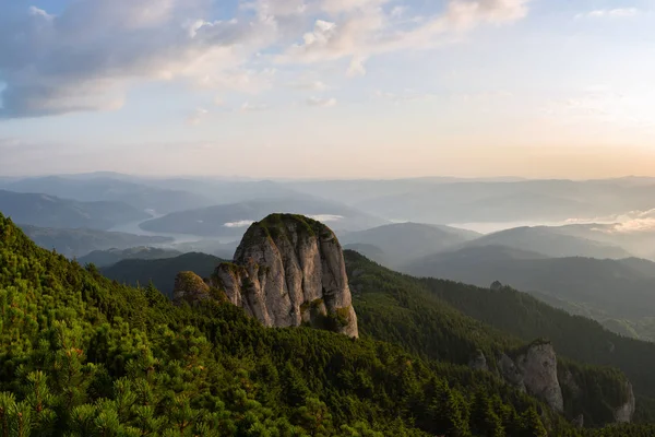 Romanya 'nın Ceahlau Milli Parkı üzerinde görkemli bir gün doğumu