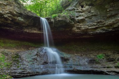Moldova 'daki Sahra Manastırı yakınlarında güzel bir şelale.