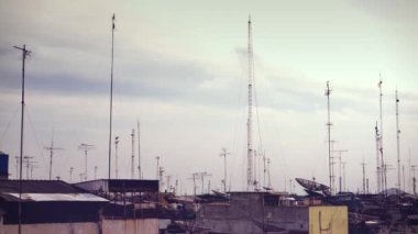 Medan şehrinde antenli çatılar. 4K çözünürlük zaman aşımı. Geçmiş görünümü