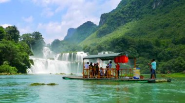 Ban Gioc Şelalesi - Bambu sallarıyla gezen turistler şelalenin etrafında dolaşıyorlar. Vietnam, 4K çözünürlüğü.