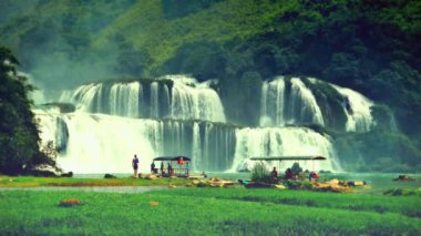 Ziyaretçileri ve bambu sallarıyla Gioc Şelalesi 'ni yasaklayın. Geçmişe dönüş. Vietnam