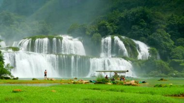 Ziyaretçileri ve bambu sallarıyla Gioc Şelalesi 'ni yasaklayın. Vietnam,