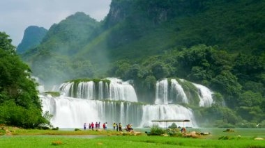 Gioc Şelalesi 'ni yasakla, ziyaretçilerle şelale. Hızlan. Vietnam