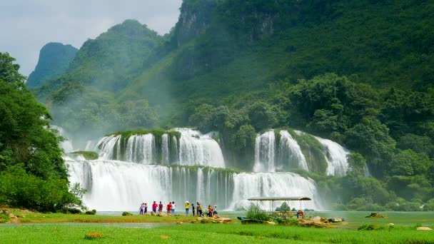 Ban Gioc Vodopád - Vodopád s návštěvníky. Vietnam — Stock video