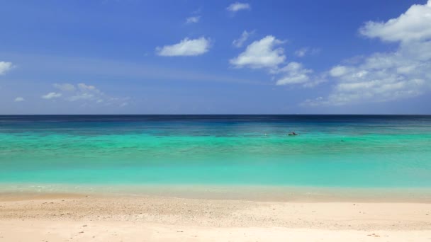 Vista de praia tropical ilha com água azul-turquesa. Resolução 4K — Vídeo de Stock