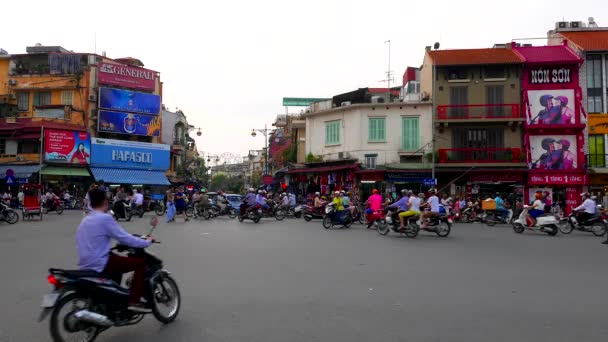 Hanoi akşam trafiği devam ediyor. 4K çözünürlüğü — Stok video