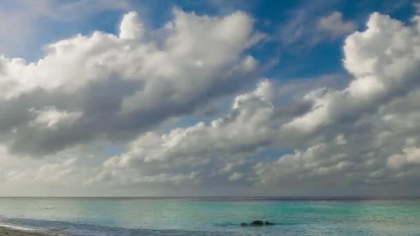 Vistas a la playa de la isla tropical con nubes dinámicas. Caducidad — Vídeo de stock