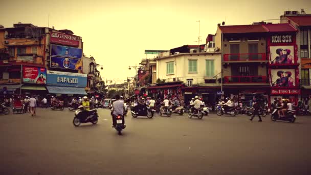 Tráfego nocturno de Hanói por aí. 4K resolução olhar retro — Vídeo de Stock