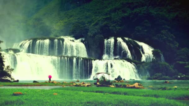 Cascada de Ban Gioc con visitante. Mirada retro. Vietnam — Vídeo de stock