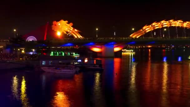 Da Nang, Vietnam. Puente del Dragón vista nocturna de la ciudad con fuego y agua escupiendo dragón. Tiempo de lapso zoom fuera . — Vídeos de Stock