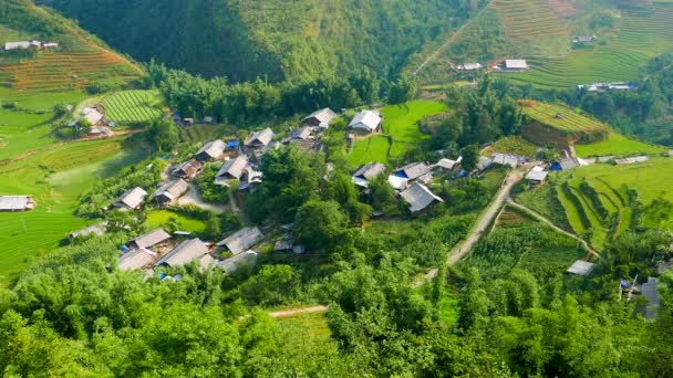 Vista del valle con terrazas de arroz verde y pueblo. Sapa, Vietnam. Resolución 4K — Vídeo de stock