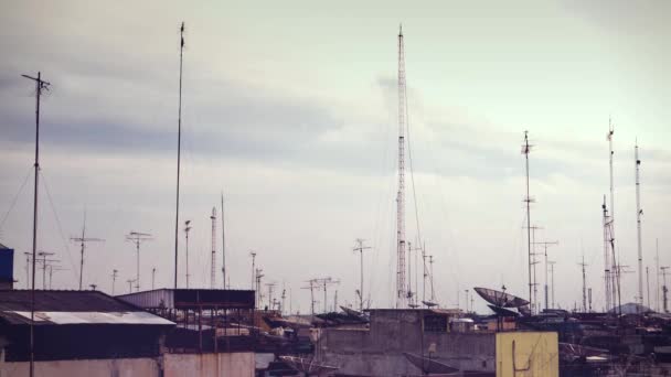 Daken met antennes in Medan stad. 4K resolutie tijdsverloop. Terugblik — Stockvideo
