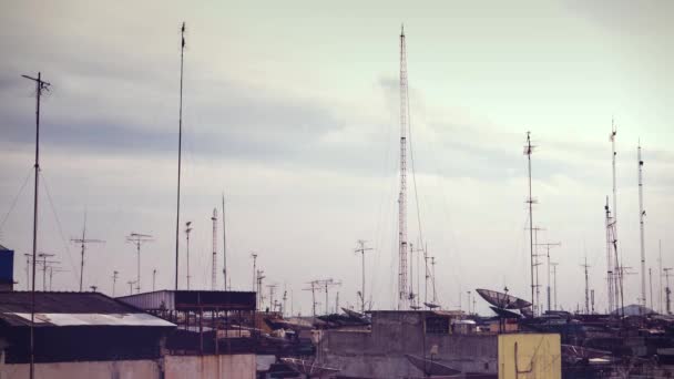 Techos con antenas en la ciudad de Medan. Caducidad de resolución 4K. Aspecto retro — Vídeos de Stock