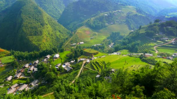 Vista del valle con terrazas de arroz verde y pueblo. Sapa, Vietnam. Resolución 4K — Vídeos de Stock