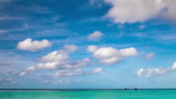 Vue sur la plage de l'île tropicale avec des nuages dynamiques. Panorama temporel — Video