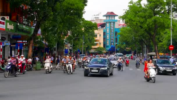 Hanoi oude stad avondverkeer. 4K-resolutie — Stockvideo