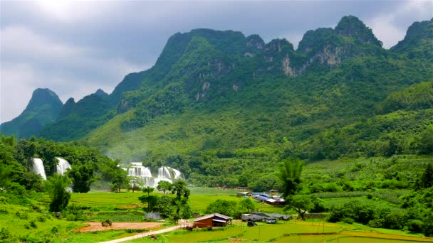 Zakaz Gioc wodospad w bujnej zielonej dolinie z pól ryżowych. Wietnam. Rozdzielczość 4K. — Wideo stockowe