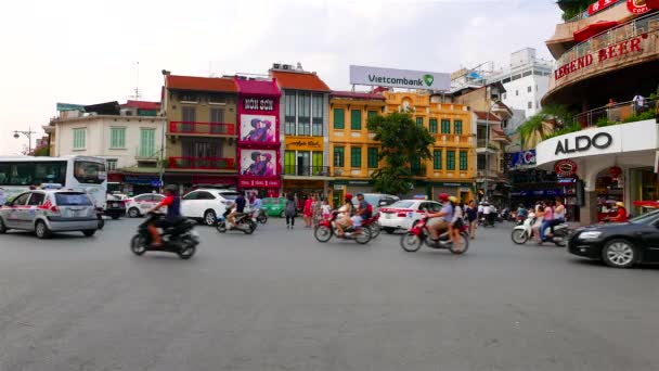 Hanoi tráfico nocturno en la ronda. 4K resolución aspecto retro — Vídeos de Stock