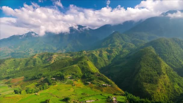 Pohled na údolí se zelenými rýžovými terasami, horami a mraky. Sapa, Vietnam, červen2015. Časový odstup rozlišení 4K — Stock video