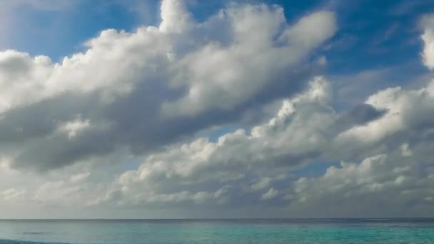 Вид на пляж острова с динамичной облачностью. Временные интервалы — стоковое видео