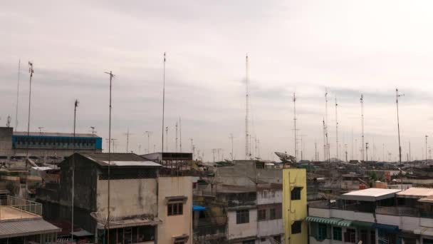 Крыши с антеннами в Медане. Время разрешения 4К истекло. Июль 2015 года — стоковое видео