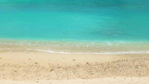 Playa de la isla tropical con agua turquesa. Resolución 4K — Vídeo de stock