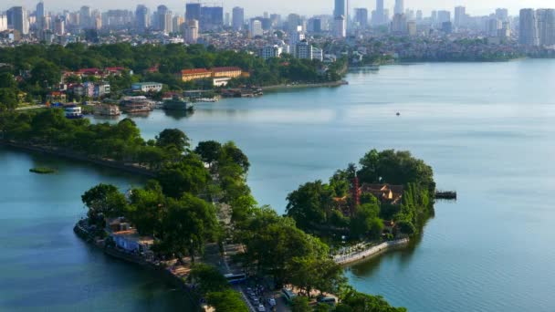 Vista aérea da cidade do lago com templo e tráfego. Resolução 4K. Hanói, junho de 2015 — Vídeo de Stock