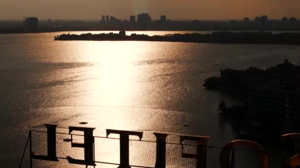 Coucher de soleil Hanoi vue aérienne sur la ville du lac avec lettrage. Résolution 4K . — Video