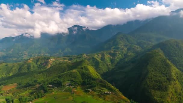 Czas upływa w dolinie Sa Pa z górami tarasów ryżowych i dynamicznych chmur. Panowanie rozdzielczości 4K. — Wideo stockowe