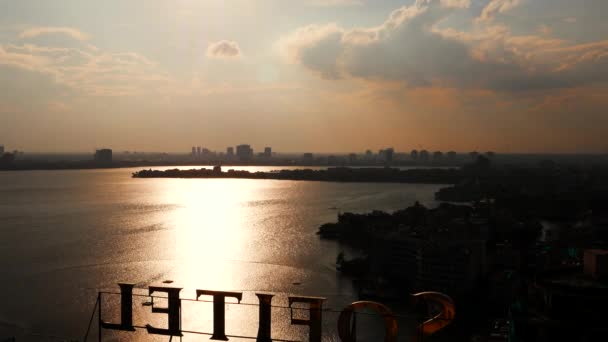 Coucher de soleil Hanoi vue aérienne sur la ville du lac avec lettrage. Résolution 4K . — Video