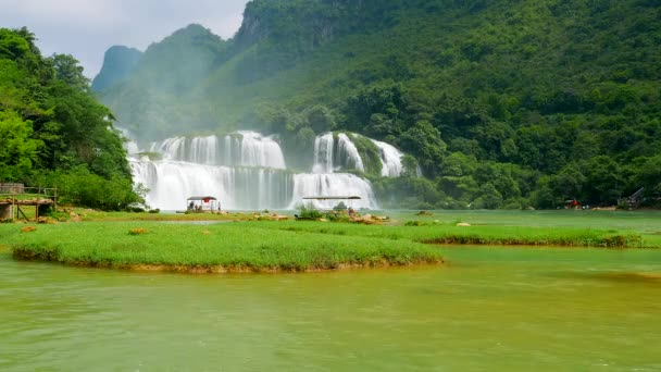Ban Gioc Cachoeira com visitantes em jangadas de bambu. Maio de 2015. Vietname, resolução 4K . — Vídeo de Stock