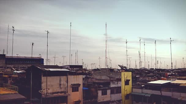 Techos con antenas en la ciudad de Medan. Caducidad de resolución 4K. Aspecto retro — Vídeo de stock