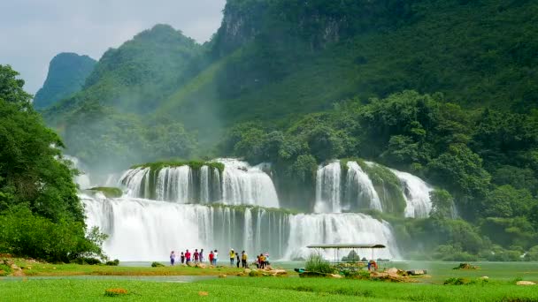 Ban Gioc Waterfall - Водопад с посетителями. Поторопись. Вьетнам — стоковое видео