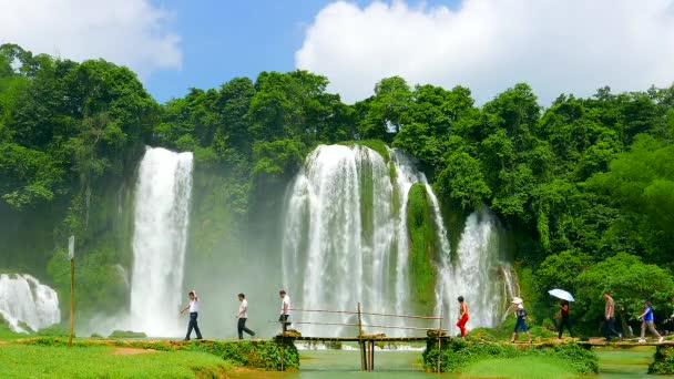 Ban Gioc Waterfall - Відвідувачі перетинають дерев'яний міст біля водоспаду. В "єтнам. — стокове відео