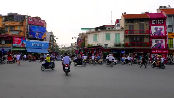 Hanoi akşam trafiği devam ediyor. 4K çözünürlüğü — Stok video