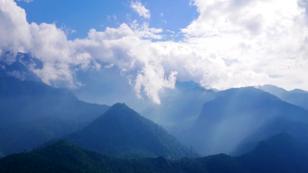 Nuages se vaporisant des sommets montagneux. Sapa, Vietnam. Résolution 4K accélération — Video