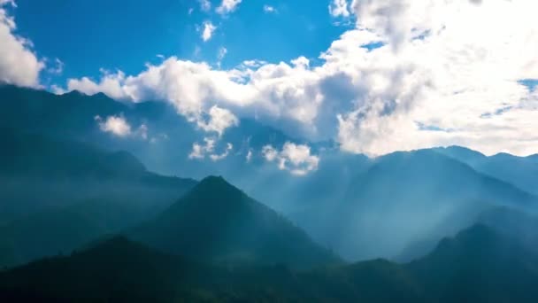 Chmury parują ze szczytów gór. Sapa, Wietnam. Czas upływu rozdzielczości 4K. — Wideo stockowe
