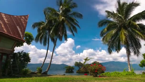 Lago di Toba, con barche, palme e casa tradizionale. Tempo di risoluzione 4K . — Video Stock