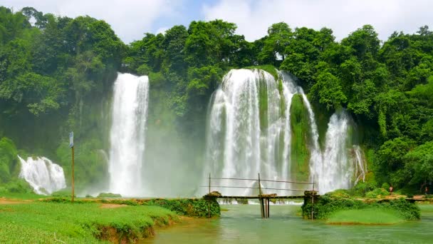 Pont en bois à la cascade Ban Gioc. Vietnam. Résolution 4K — Video