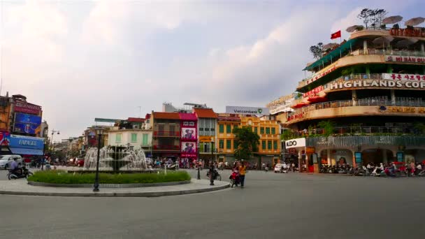 Hanoi Abendverkehr auf Kreisverkehr. 4K-Auflösung beschleunigt. — Stockvideo