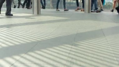 HONG KONG - İş bölgesinde yaya köprüsünde yürüyen insanlar. Ayakları kapatın. 4K çözünürlük hızı.