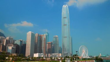 Hong Kong güneşli bir şehir. Gökdelenleri ve dönme dolapları var. 4K çözünürlük hızı. Ekim 2015.