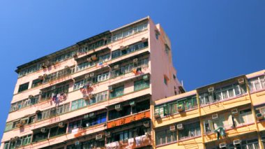 Hong Kong sokak manzarası. Kowloon 'un yoğun nüfuslu bölgesinde apartman blokları. 4K çözünürlüğü.