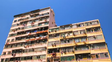Hong Kong sokak manzarası. Kowloon 'un yoğun nüfuslu bölgesinde apartman blokları. 4K çözünürlüğü