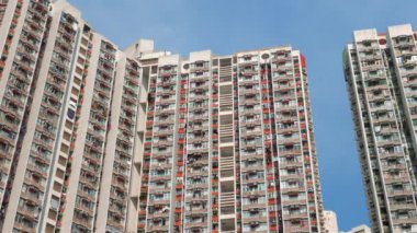 Kowloon 'un yoğun nüfuslu bölgesinde apartman blokları. 4K çözünürlüğü. Hong Kong, Ekim 2015