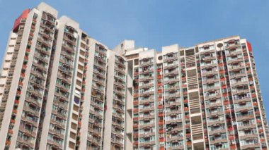 Kowloon 'un yoğun nüfuslu bölgesinde apartman blokları. 4K çözünürlüğü. Hong Kong