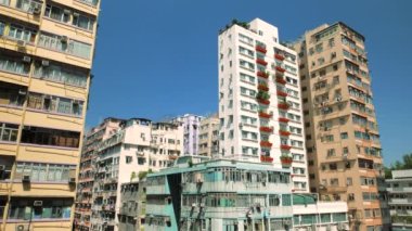 Hong Kong sokak manzarası. Kowloon 'un yoğun nüfuslu bölgesinde evler. 4K çözünürlüğü
