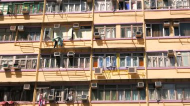 Hong Kong sokak manzarası. Çamaşırları asılan ev. Kowloon Ekim 2015. 4K çözünürlüğü