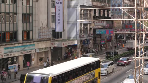 HONG KONG - Straatzicht met verkeersborden en borden in Kowloon. 4K-resolutie. — Stockvideo