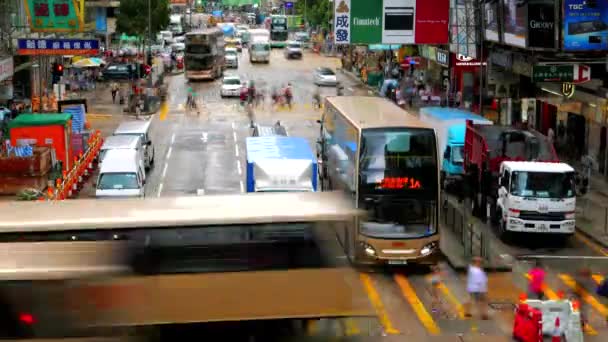 HONG KONG - Straatzicht met mensen op de oversteekplaats en verkeer in regenachtige dag. 4K resolutie versnellen. — Stockvideo